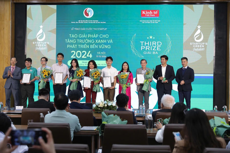 Ban tổ chức trao giải cho các ý tưởng sáng tạo Startup "Tạo giải pháp cho tăng trưởng xanh và phát triển bền vững"xuất sắc chiều 17/12 tại Hà Nội