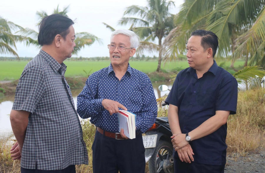 Phó Chủ tịch Quốc hội Lê Minh Hoan cùng lãnh đạo các Sở, ngành tỉnh An Giang khảo sát các vùng sản xuất tại An Giang