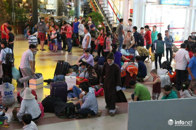 Tr&ecirc;n s&acirc;n ga S&agrave;i G&ograve;n chiều cuối năm, những chuyến t&agrave;u chuẩn bị đưa những h&agrave;nh kh&aacute;ch cuối c&ugrave;ng rời th&agrave;nh phố trở về qu&ecirc; ăn Tết, sum họp với gia đ&igrave;nh sau những ng&agrave;y mưu sinh vất vả.