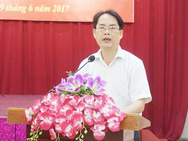 Ông Võ Văn Ngọc, Phó Giám đốc Sở TN&amp;MT tỉnh Nghệ An, trả lời các câu hỏi của báo chí. Ảnh: ĐẮC LAM