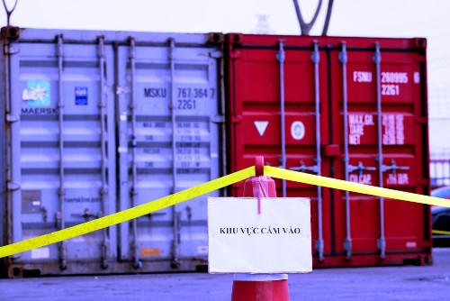 2 container chứa cả chục tấn khát được Hải quan Hải Phòng căng dây, đặt biển cấm, bảo vệ nghiêm ngặt tại bãi lưu hàng hóa tại cảng Tân Vũ thuộc Công ty cổ phần Cảng Hải Phòng. Ảnh: Giang Chinh