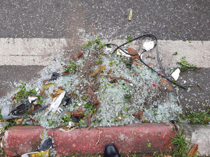 Cửa kính bị vỡ vụn.