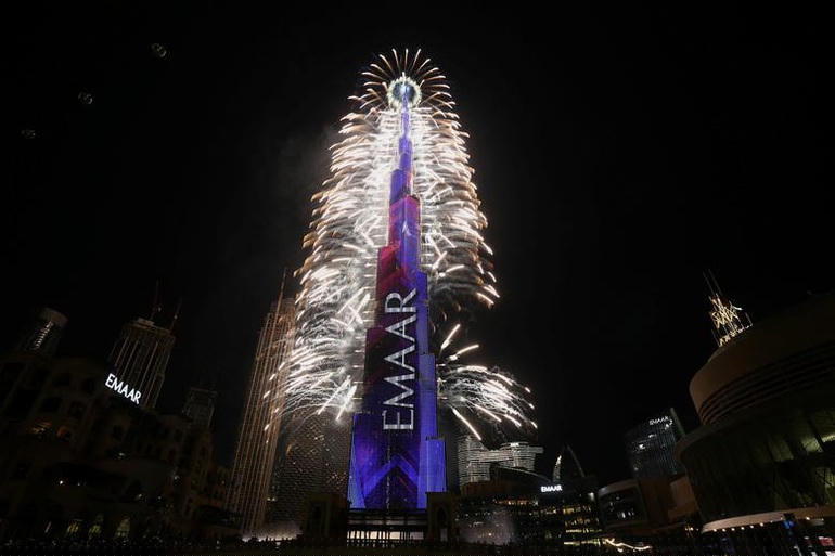 Tòa tháp Burj Khalifa, tòa nhà cao nhất thế giới, ở Dubai, Các Tiểu vương quốc Ả rập thống nhất rực sáng trong đêm giao thừa (Ảnh: Reuters).