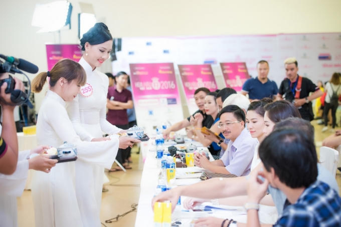 Trần Thị Thuỳ Trang (SBD 255) thể hiện tài năng múa ẩm thực khá lạ và độc đáo, người đẹp sau đó mời Ban giám khảo thưởng thức cơm sen, chè nhãn bọc hạt sen mà cô trổ tài trên sân khấu.