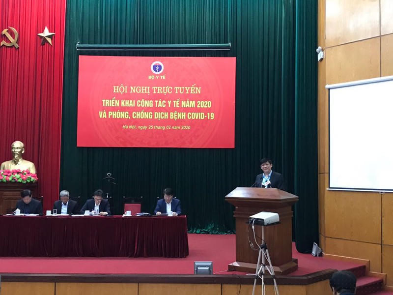 Thứ trưởng Nguyễn Thanh Long báo cáo  tại hội nghị.