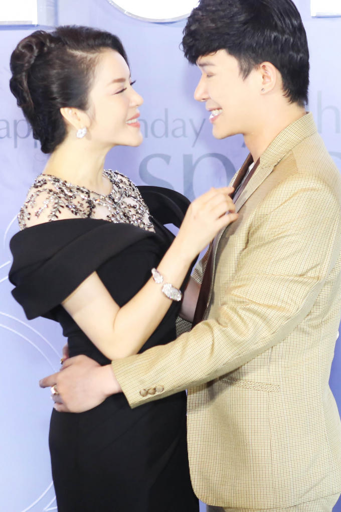 Nam ca sĩ rất vui khi t&aacute;i ngộ L&yacute; Nh&atilde; Kỳ sau gần một th&aacute;ng kh&ocirc;ng gặp mặt. Cả hai tay bắt mặt mừng, &ocirc;m chặt nhau tr&ecirc;n thảm đỏ.