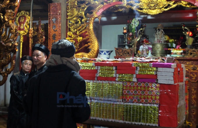 Toàn bộ vàng mã, hương, hoa quả... được phúng lên đình trong dịp Tết sẽ được đem đốt để lấy "lộc thánh" từ lửa đó.. (Ảnh: Đức Biên)