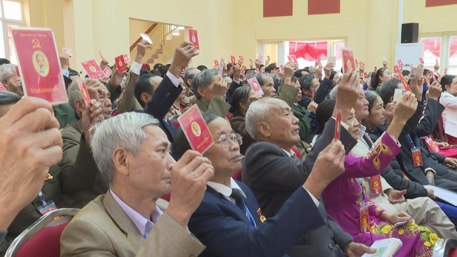 Các đại biểu tham gia biểu quyết bầu Ban chấp hành Đảng bộ xã Xuân Khê.