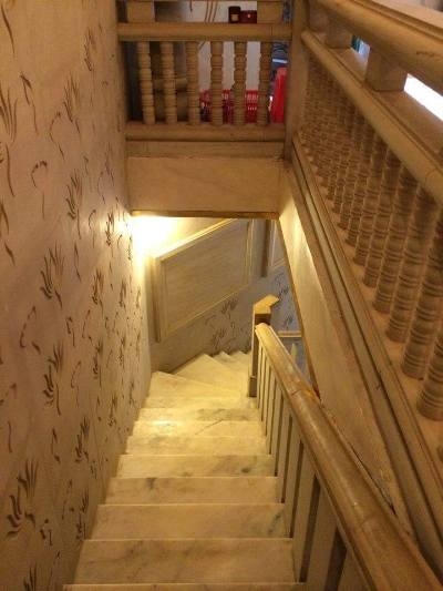 Vách tường bên cầu thang cũng được trạm trổ hoa văn trang trí cầu kì. Ảnh: Bảo Yến.