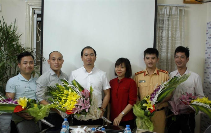 Tổng Thư ký tòa soạn Phapluatplus.vn Phạm Quốc Cường tặng hoa khách mời chương trình giao lưu trực tuyến.