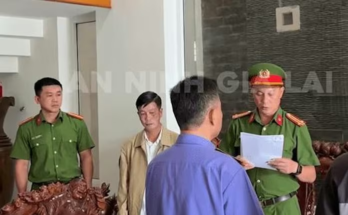 Ông Nguyễn Hoàng Giang (thứ 2 từ trái sang) bị khởi tố. (Ảnh: CA Gia Lai)