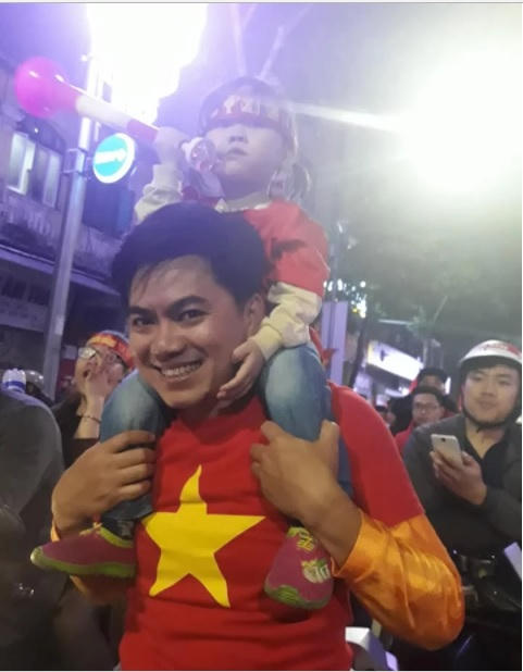 Hé lộ danh tính “Ông sếp”của năm cho toàn bộ nhân viên nghỉ làm xem bóng đá gây bão mạng