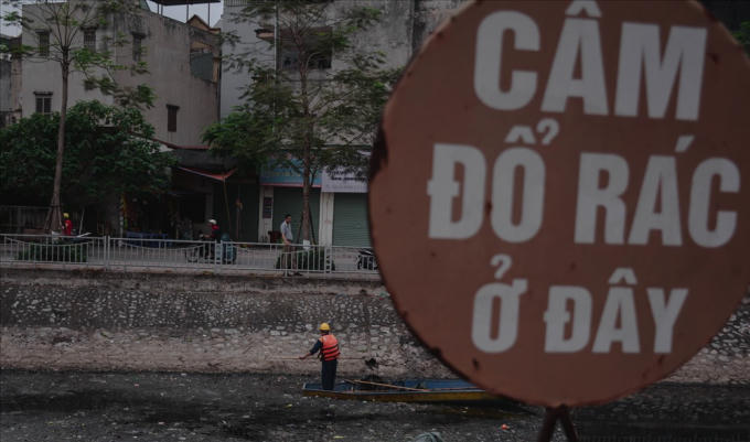 Ông Bùi Quang Dũng, tổ trưởng tổ 13, phụ trách đoạn hạ nguồn sông Tô Lịch, chia sẻ: “Trên đoạn sông chúng tôi phụ trách, vẫn còn nhiều người vứt rác bừa bãi, có những con vật chết hay cả bao tải to. Để nâng cao ý thức người dân, chúng tôi có tuyên truyền, vận động bà con, cắm biển báo, nhưng ít hiệu quả. Họ vứt chủ yếu vào buổi tối. Khi bị nhắc nhở thì nói rằng, nếu không vứt thì lấy đâu ra rác cho các ông dọn”.