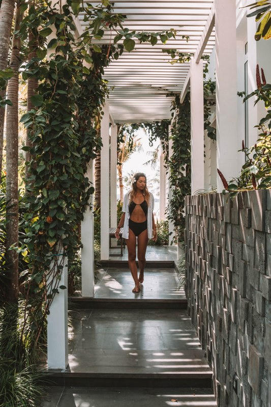 Lối vào các biệt thự luôn rợp bóng cây. 