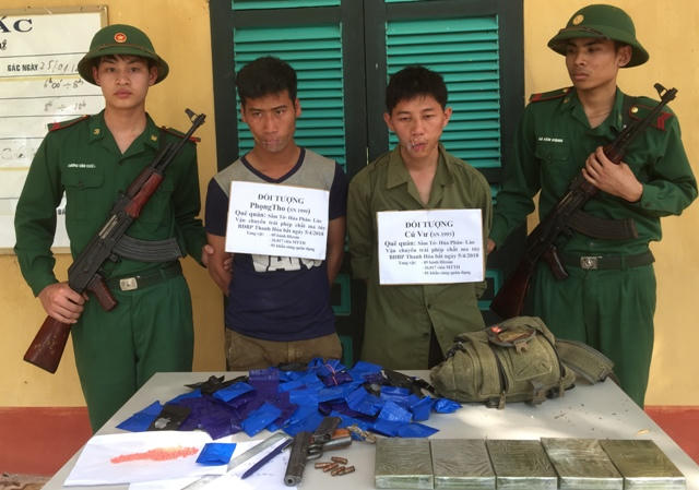 Hai đối tượng người Lào bị bắt giữ cùng tang vật ma túy.