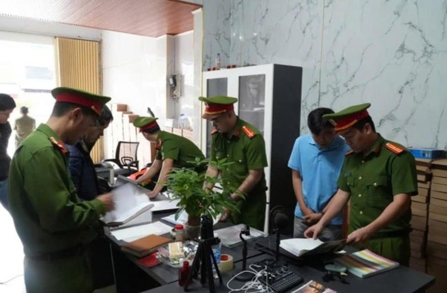 Lực lượng công an kiểm tra giấy tờ tại Công ty TNHH TMDV cầm đồ Đại Lộc Phát. Ảnh: Thành Sự