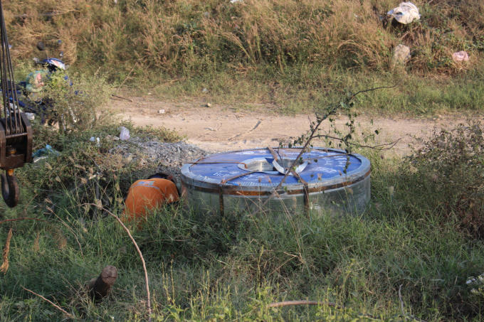 Một cuộn sắt nằm dưới mương.