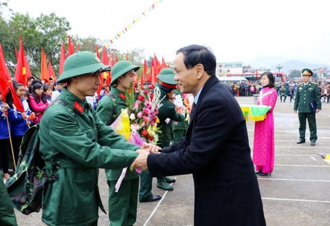 Đồng chí Triệu Đức Lân Bí thư thành phố, chúc mừng các tân binh.