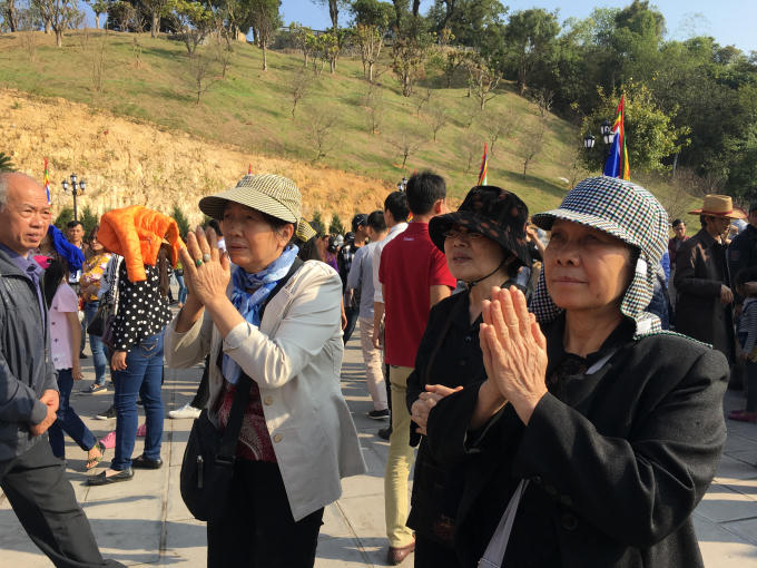 Du khách đi lễ Đền Cửa Ông.
