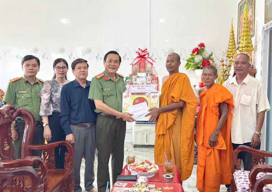 Đoàn công tác Tỉnh ủy, UBND, UBMTTQ Việt Nam tỉnh Bạc Liêu, thăm và chúc Tết chức sắc, chư tăng chùa Giá Rai mới.