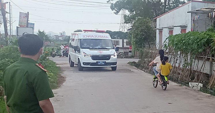 Xe của TTYT huyện Hiệp Hòa vận chuyển B.H.G dương tính với bệnh bạch hầu lên bệnh viện tuyến trên điều trị. (Ảnh TTYT huyện Hiệp Hoà tỉnh Bắc Giang)