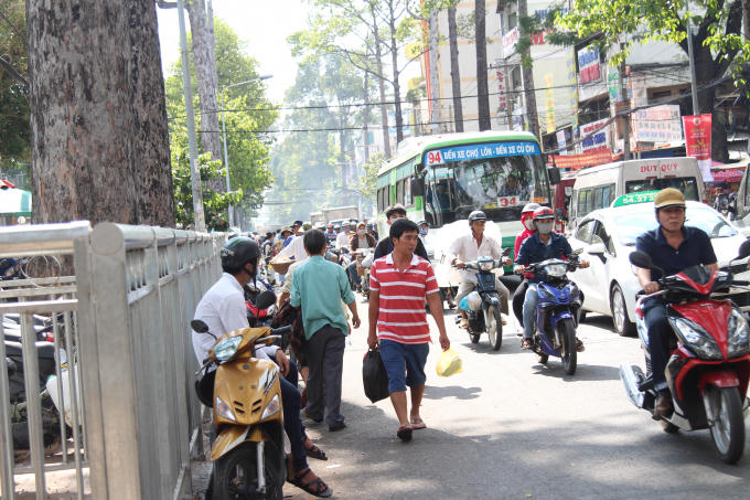 Vỉa hè đi bộ thiết kế phức tạp, người dân tràn xuống lòng đường.