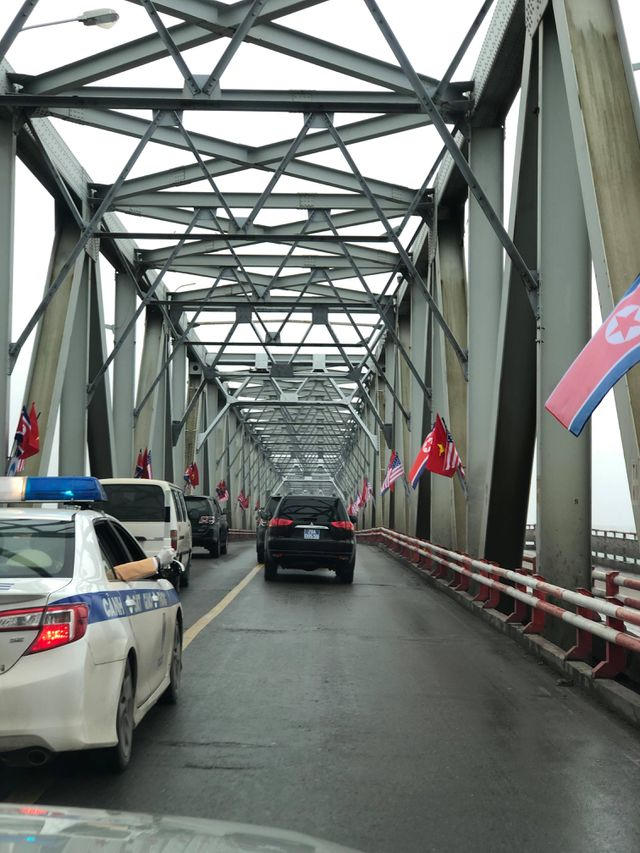 Xe chở Chủ tịch Triều Tiên đi qua cầu Chương Dương.