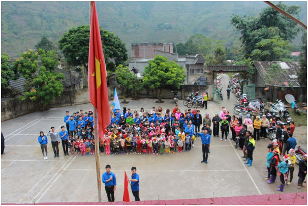 Buổi Chào cờ cuối năm 2017 của các bạn TNV và người dân, các em nhỏ trong xã Bản Hồ.