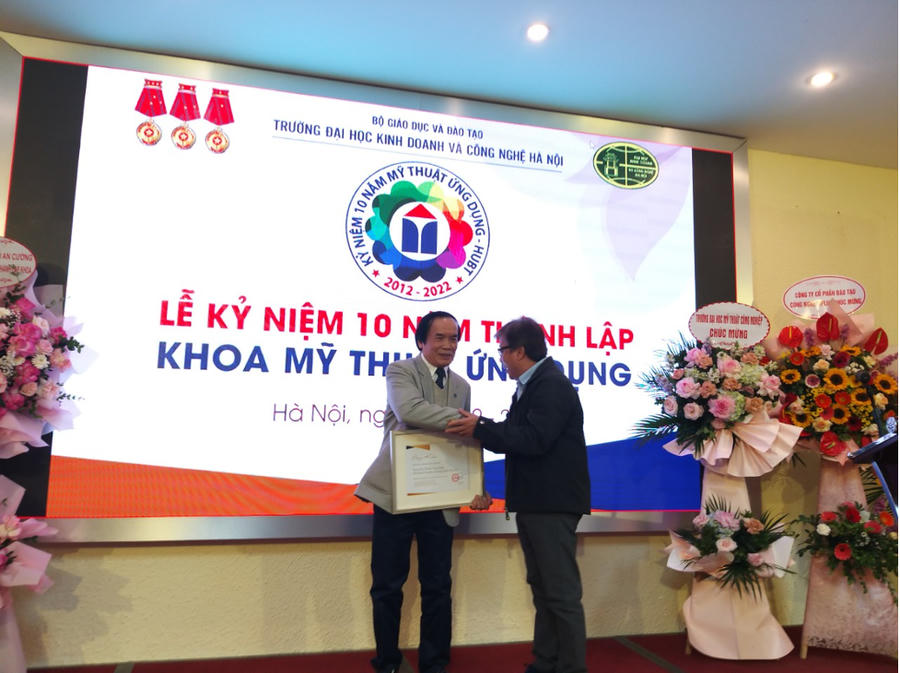 Khoa Mỹ thuật ứng dụng được trao tặng Kỷ niệm chương Vì sự nghiệp Mỹ thuật Việt Nam của Hội Mỹ thuật Việt Nam.