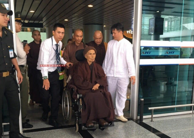 Thiền sư Thích Nhất Hạnh tại sân bay quốc tế Đà Nẵng trưa nay, 29-8 - Ảnh: Tịnh An Viên