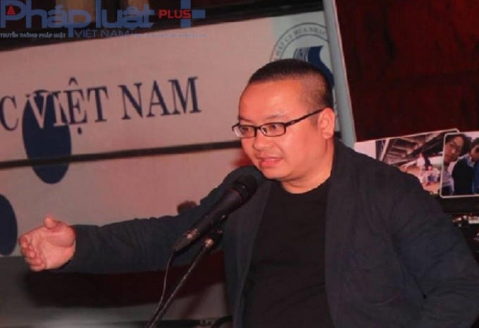 Ông Trần Hồng Trường - Chủ nhiệm ban nhạc Bức Tường điều hành lễ sinh nhật lần thứ 21 của ban.