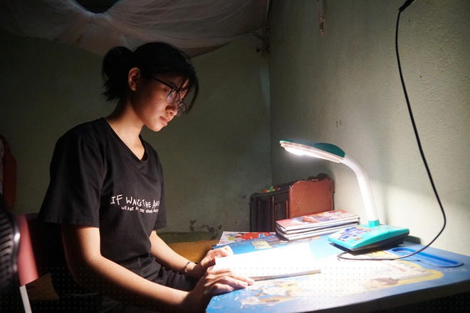 Sắp tới ngày nhập học nhưng Cao Thùy Linh vẫn chưa quyết định được có nên theo học đại học hay không vì hoàn cảnh gia đình hết sức khó khăn (Ảnh: Thanh Tùng) 