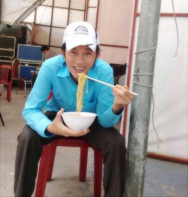 Tranh thủ nạp năng lượng chuẩn bị lên sàn diễn. Ảnh: internet.
