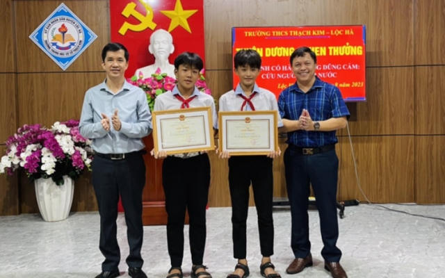 Hà Tĩnh: Khen thưởng hai học sinh cứu hai em nhỏ đuối nước
