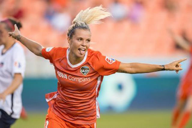 Rachel Daly cũng là một bóng hồng rất được chú ý tại đội tuyển Anh nhờ vẻ ngoài xinh đẹp, khỏe khắn.
