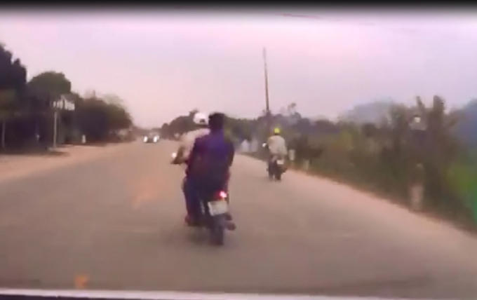 2 nam thanh niên đi xe máy đầu trần lạng lách gây nguy hiểm trên đường. (Ảnh: Cắt từ clip)