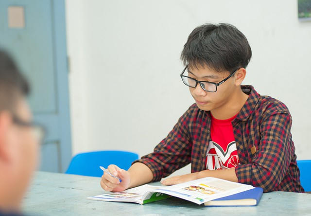 Ngoài học giỏi môn Toán, Cầm có niềm yêu thích với môn Tiếng Anh - môn cửa ngõ để em tiếp cận với các học bổng du học. Do hoàn cảnh gia đình nên em không có nhiều điều kiện để học thêm ở các trung tâm mà chủ yếu là học online và vẽ truyện tranh viễn tưởng để rèn luyện vốn ngọai ngữ của mình.