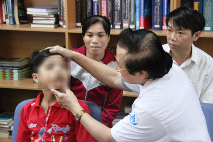 BS Đẩu kiểm tra tổn thương cho bệnh nhi.