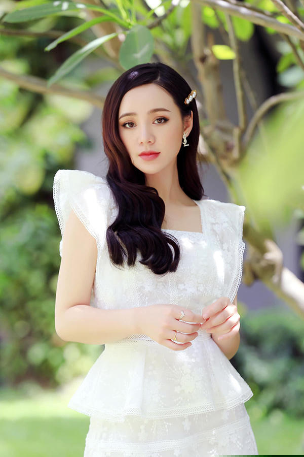 Thời trang điệu đà tôn sắc vóc nuột nà của Quỳnh Kool