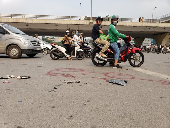 Hà Nội: Xế hộp lật ngửa sau khi đâm liên hoàn nhiều xe máy khiến ba người nhập viện