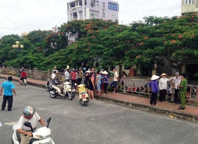 Những người dân tập trung tại đoạn tìm được thi thể cô gái.