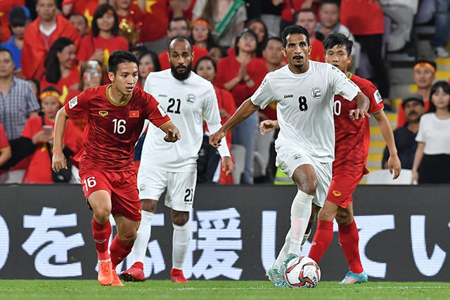 Đỗ Hùng Dũng đầy nỗ lực trong những cuộc đấu thể lực với Yemen