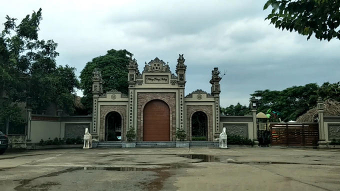 Công trình Nhà hàng Nắng Sông Hồng được xây dựng với quy mô hoành tráng trên bờ đê Sông Hồng.