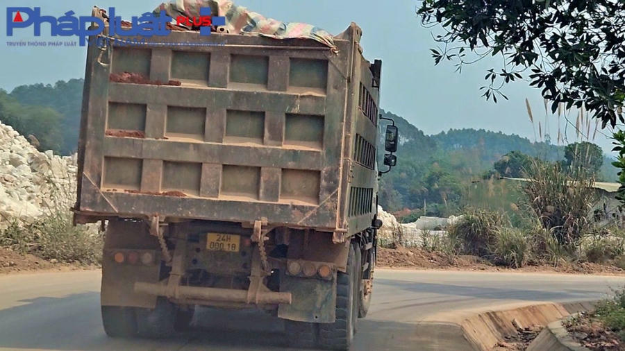 Xe mang biển số tỉnh Lào Cai chở đầy ắp đất thải lệch thùng mỗi khi vào đoạn cua.