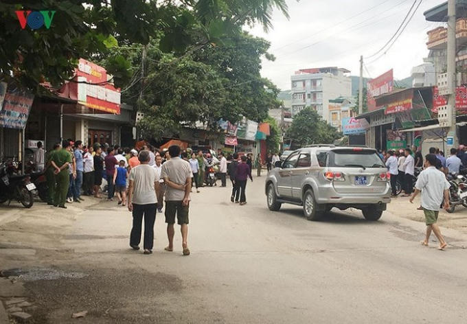 "Kẻ cầm khẩu súng vào gõ cửa, khi người vợ ra mở cửa thì bị bắn. Sau đó, hắn vào nhà bắn chết người chồng rồi tự sát. Ngay sau khi tự sát, đối tượng Sỏi bị thương và được lực lượng công an đưa đi cấp cứu, tuy nhiên đã chết trên đường ngay sau đó”- thiếu tướng Sùng A Hồng cho biết. Trong ảnh: Người dân tập trung theo dõi vụ án.