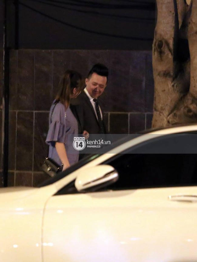 Cả 2 tay trong tay đi dạo một đoạn để lên xe...