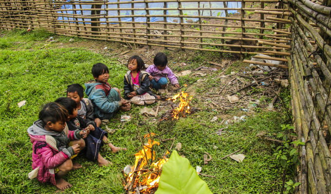 Nhiều em nhỏ ở bản K-Ai phải đốt lửa để giữ ấm. (Ảnh: Hải Long).