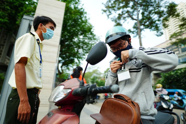 Việc kiểm soát thẻ sinh viên được thực hiện ngay cổng chính của trường