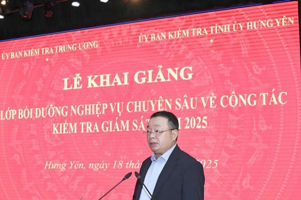 Ông Hoàng Văn Trà, Phó Chủ nhiệm Ủy ban Kiểm tra Trung ương phát biểu tại lễ khai giảng.