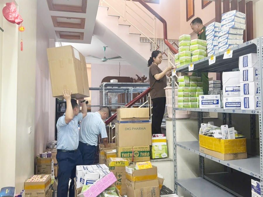 Cơ quan chức năng kiểm tra số thuốc giả.